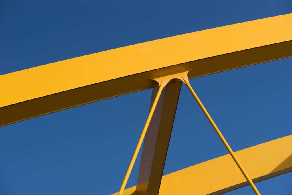 Structure jaune moderne sur fond de ciel bleu.